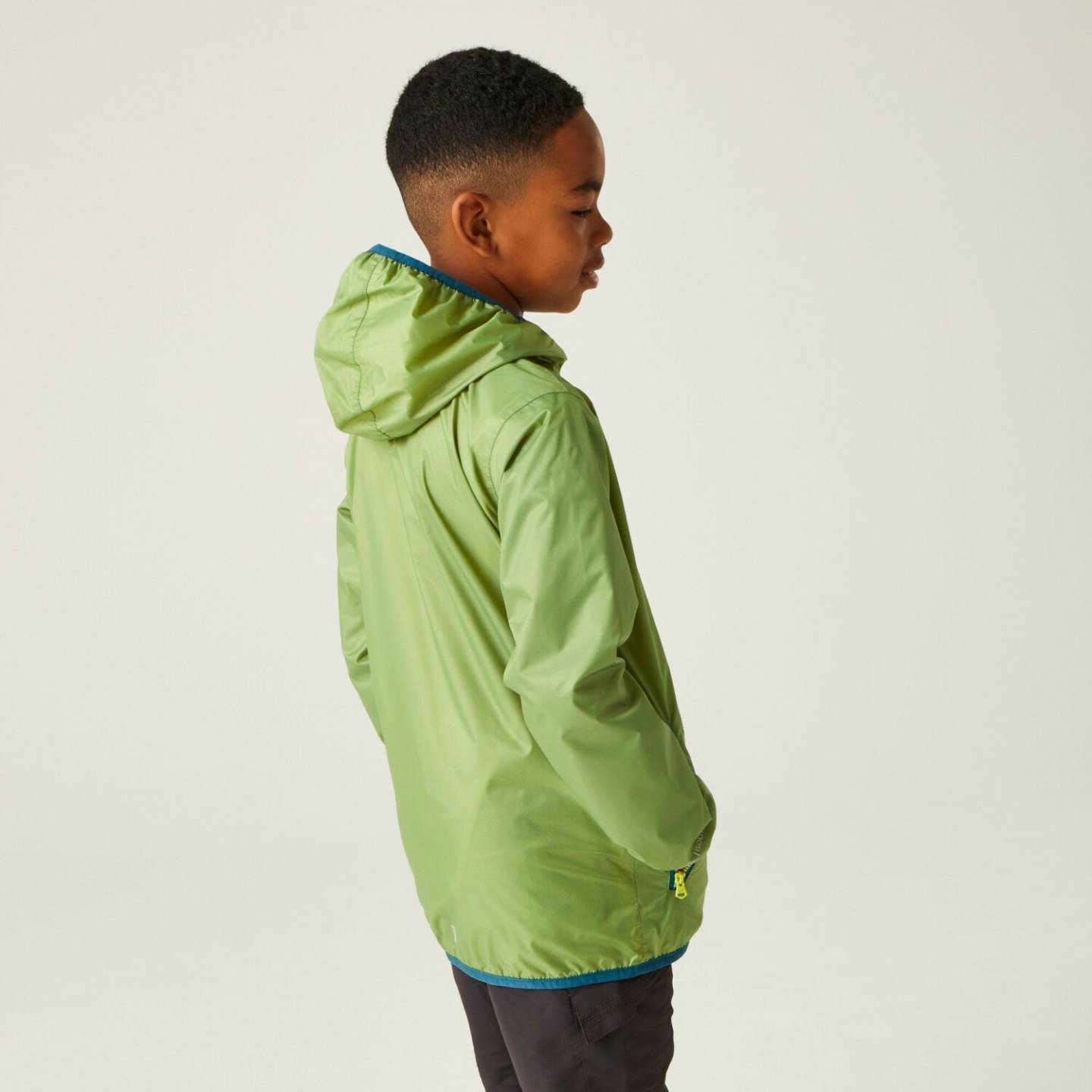 Outdoorbekleidung Regatta Kids Lightweight Lever II Waterproof Packaway Jacket (RKW164)Lever II Leichte, Wasserdichte Walkingjacke mit Kapuze für Kinder (RKW164) piquant green